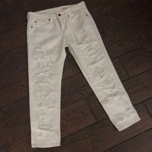 NWT Women’s distressed white Jeans. Size 27